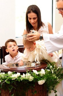 On ne demande pas leur avis aux bébés avant de les baptiser