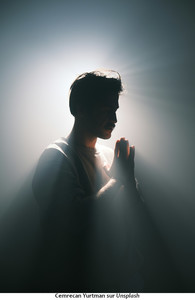 Homme en prière cemrecan yurtman b7fPHwLWENs unsplash