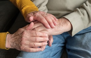 holding hands 8649669 1280