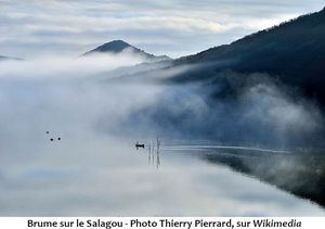 Brume sur le Salagou   Photo Thierry Pierrard, sur Wikimedia
