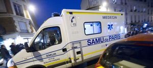 Derrière, puis devant une ambulance 